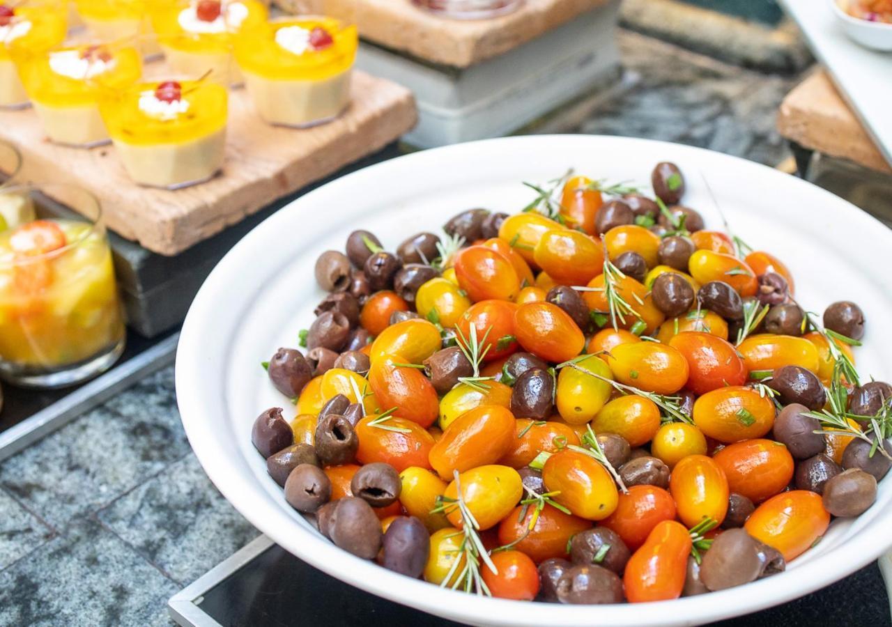 Hot Beach Resort Olímpia Kültér fotó Cherry tomatoes and olives
